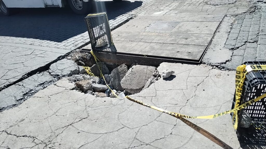 Se forma socavón en la 18 Oriente y 2 Norte