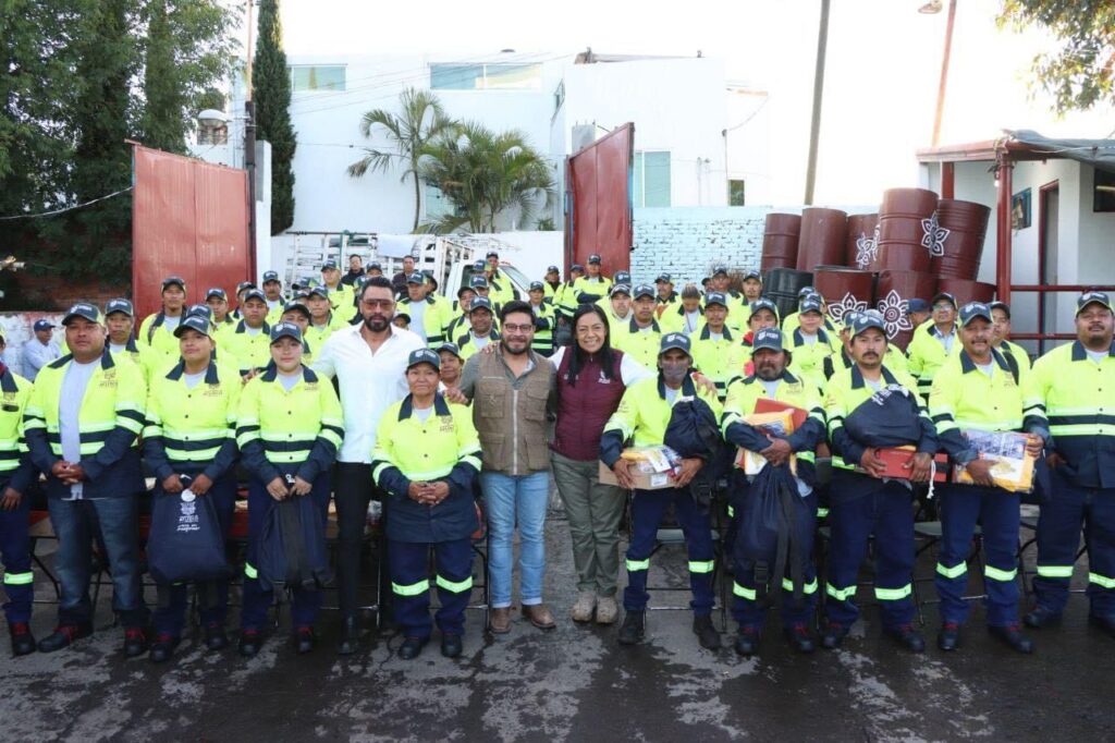 Desde Atlixco: Ariadna Ayala entregó uniformes a personal de diversas áreas