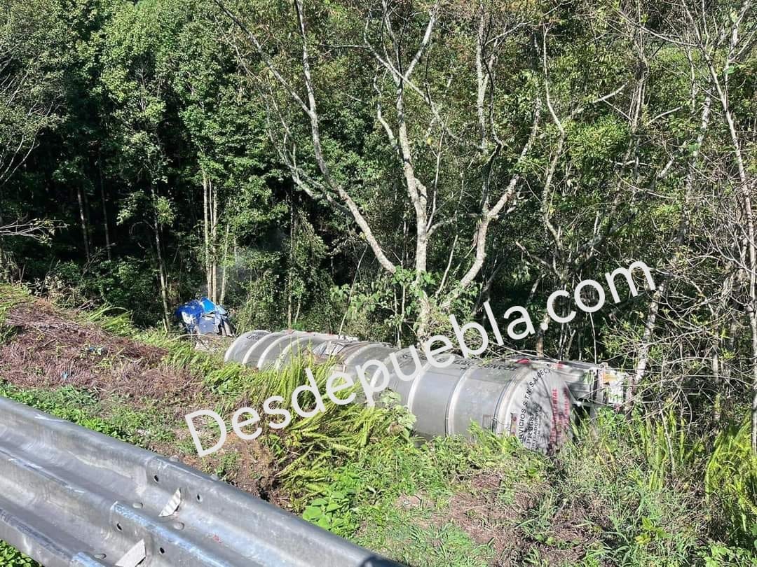 Camión cisterna se fue al barranco en la autopista México-Tuxpan