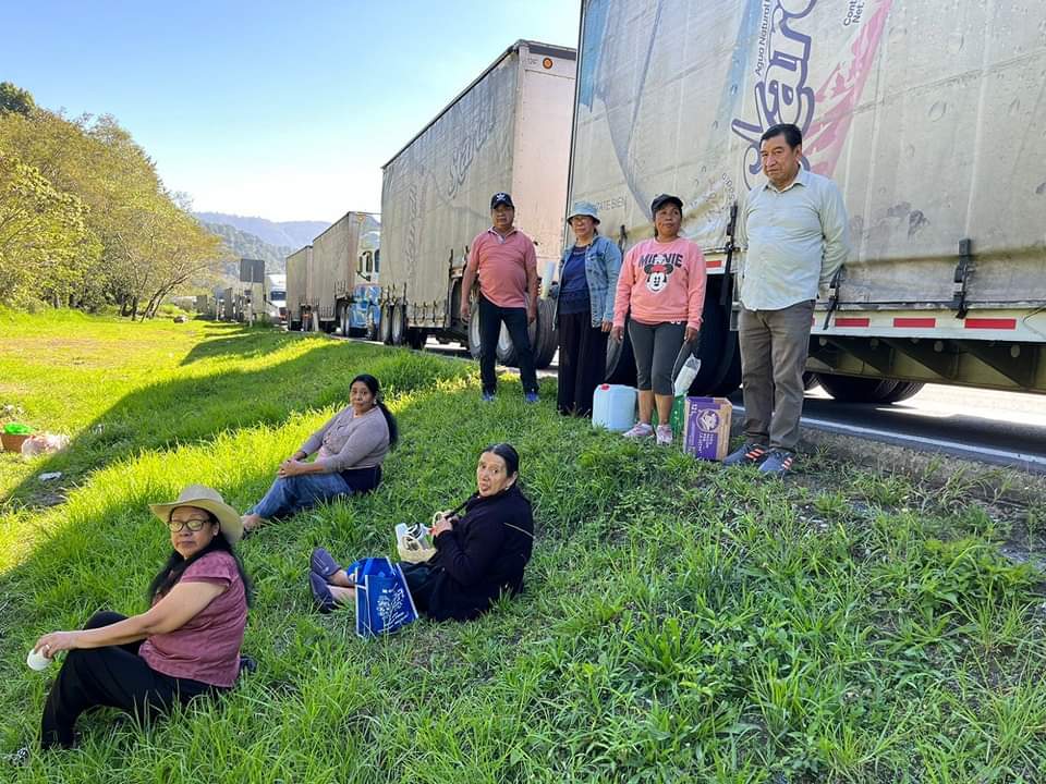 Reparten comida a conductores que llevan más de un día varados en la México Tuxpan