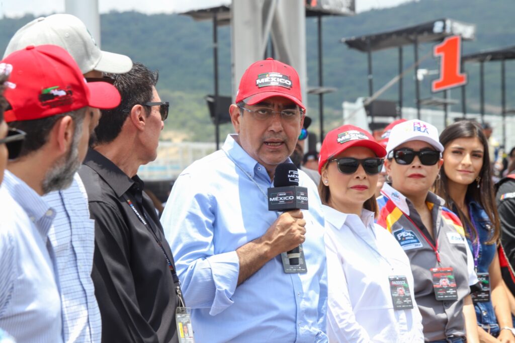 Fotonota: Sergio Salomón dio banderazo de salida a carrera Nascar Puebla