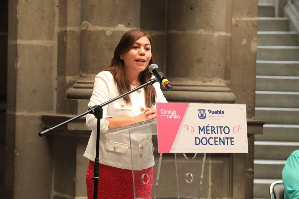 Entregan premios a maestros destacados de Puebla capital
