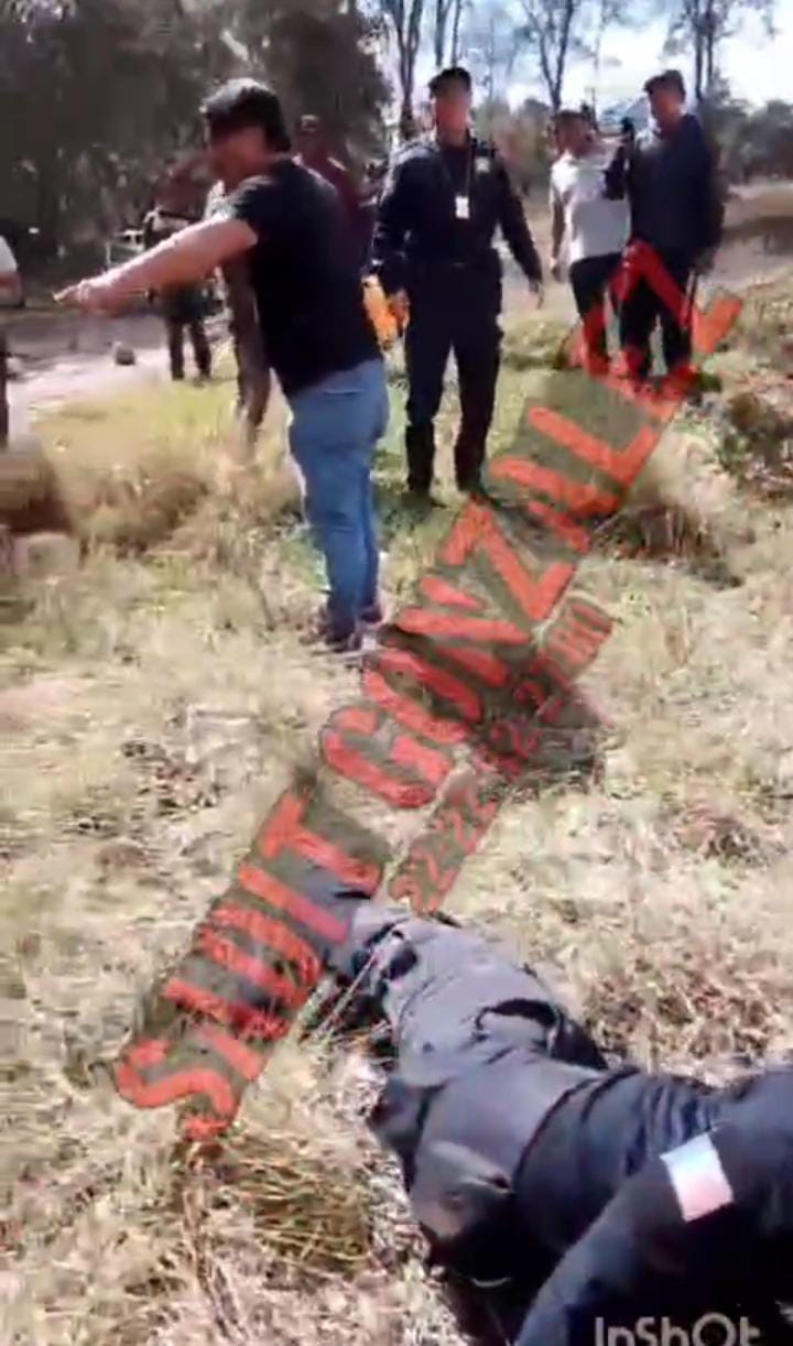 Video desde Puebla: Vecinos de Acajete golpean y desarman a policías tras presunto abuso de autoridad