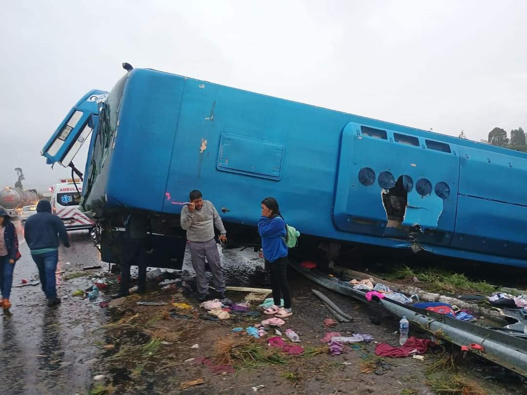 Volcadura de autobús en la autopista a Atlixco deja lesionados