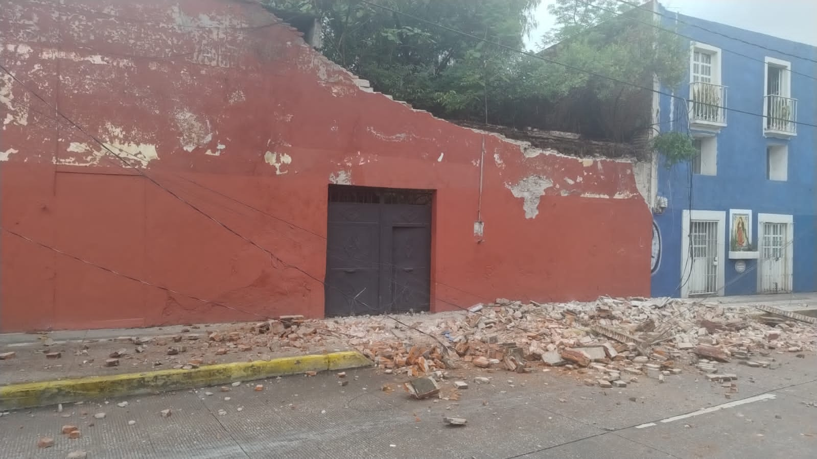 Video:.Se derrumba fachada de casa y lesiona a estudiante