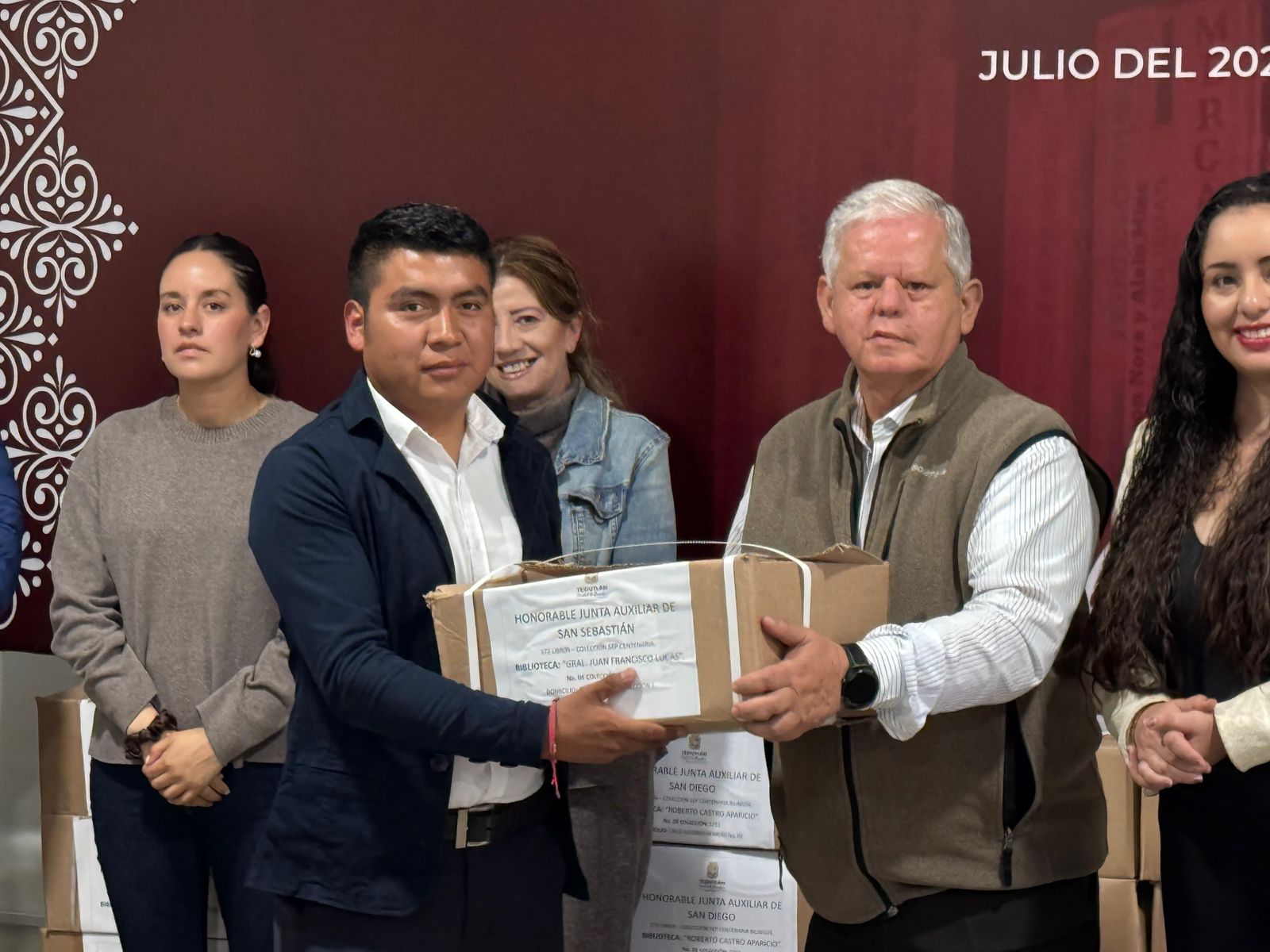 Desde Teziutlán: Carlos Peredo entrega paquetes de libros a las seis bibliotecas públicas del municipio