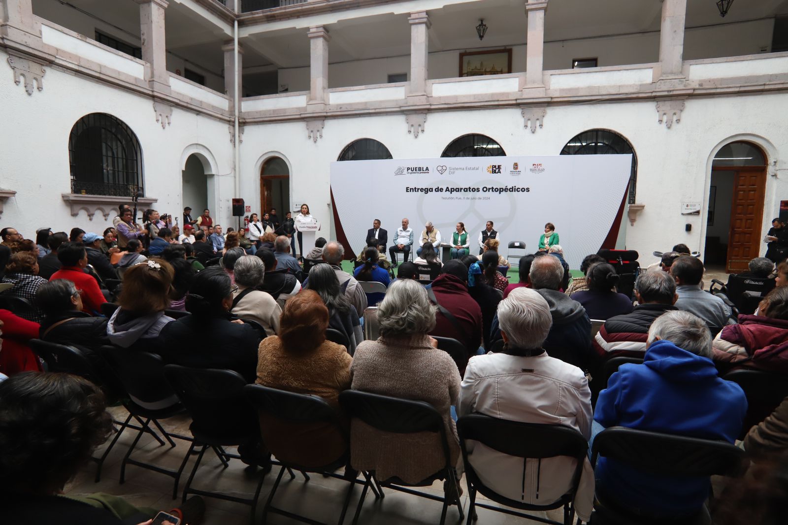 Desde Teziutlán: Gaby Bonilla y Carlos Peredo entregan desayunador y aparatos ortopédicos al DIF Municipal