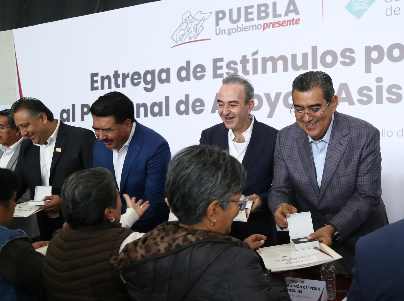 Video desde Puebla: Sergio Salomón entregó reconocimientos a personal del sector educativo