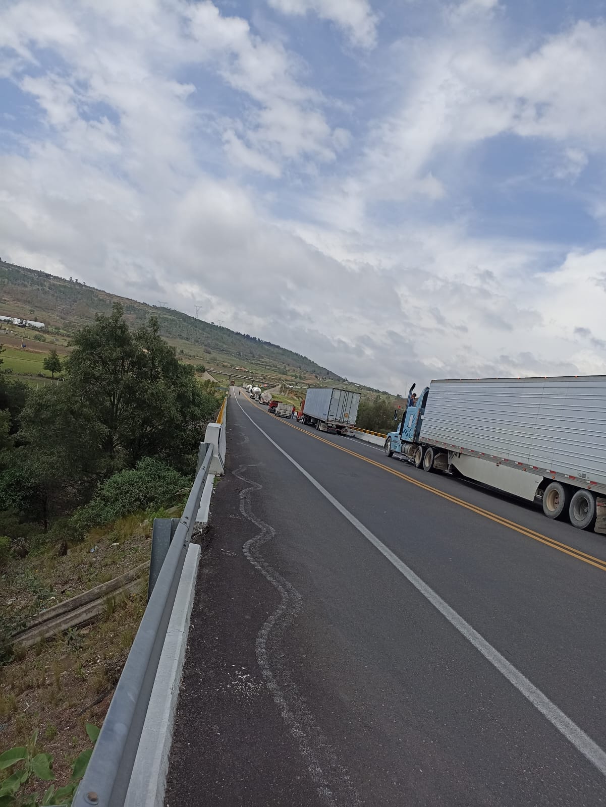 Desde las 11 am cerraron manifestantes la Tlaxco-Tejocotal