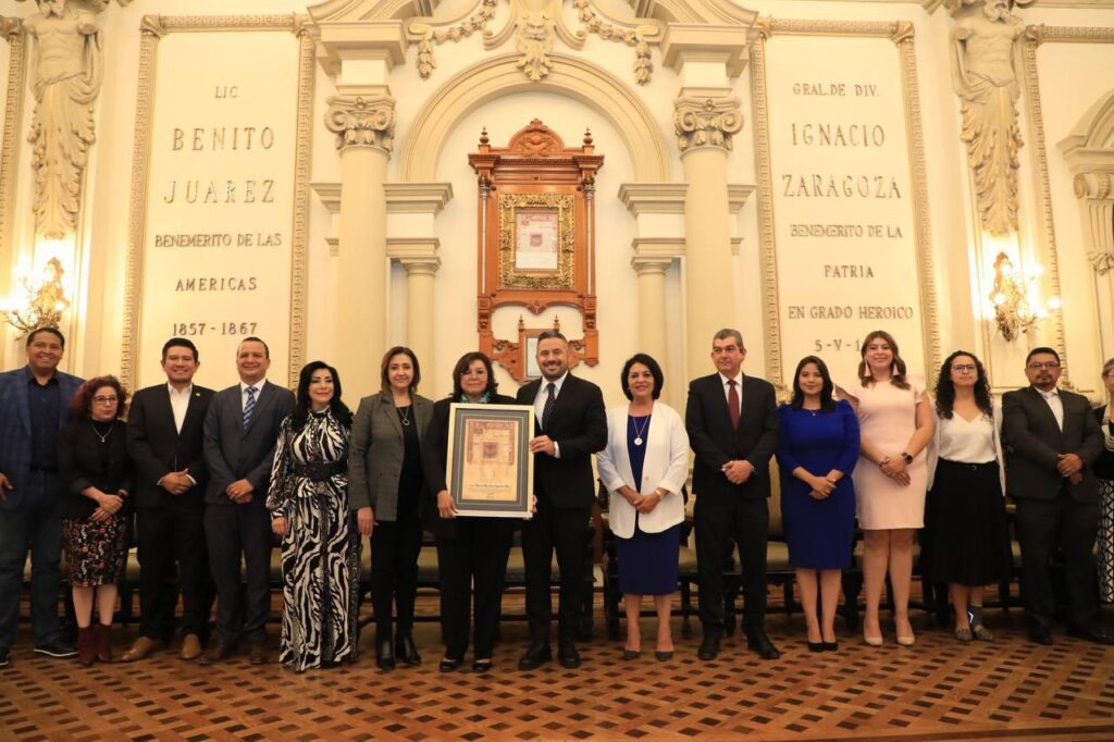 Entregan cédulas reales a abogados