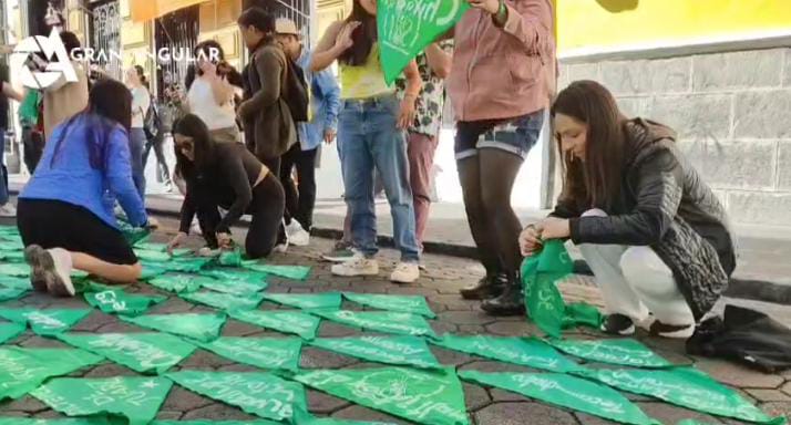 Videos desde Puebla: Integrantes a favor y contra la despenalización del aborto se concentran afuera del Congreso