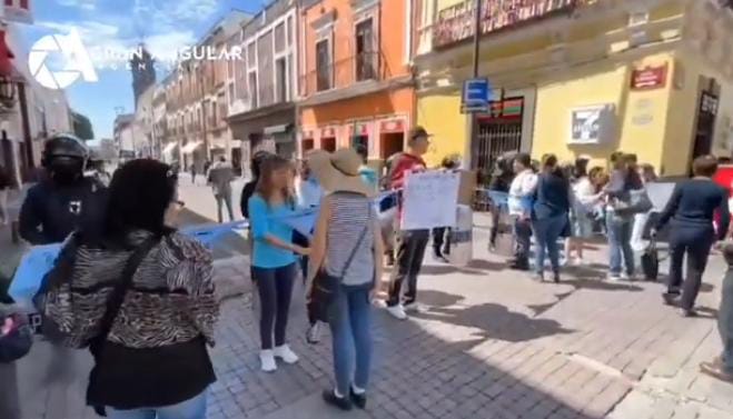 Video desde Puebla: Grupos Provida impiden a diputados ingresar al Congreso