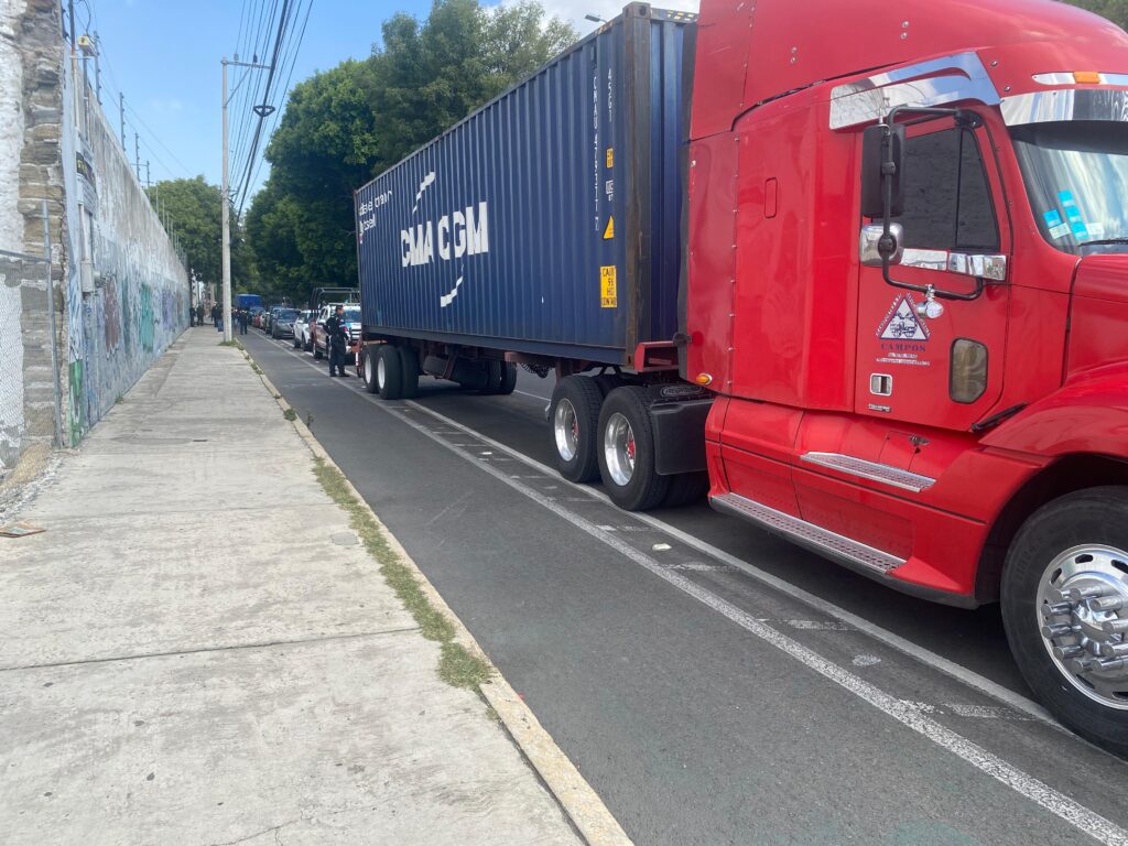 Detienen a dos por intento de robo de tractocamión en Puebla capital