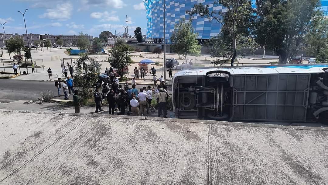 Se vuelca camión en la autopista México-Puebla