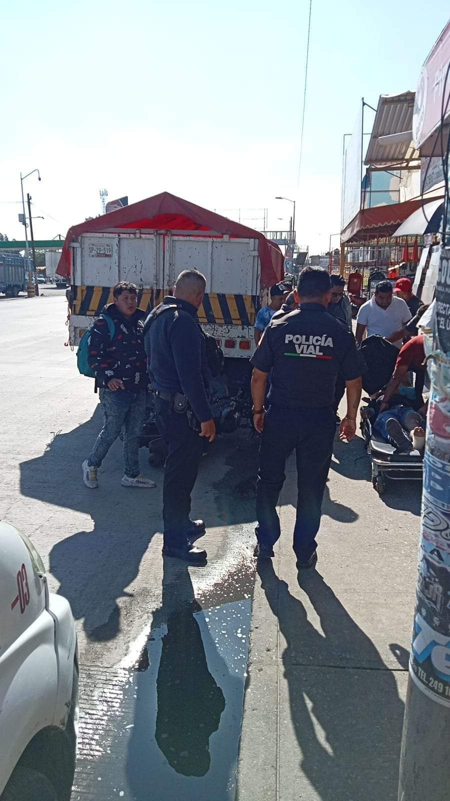 Motociclista seriamente lesionado al estamparse contra camioneta estacionada en Amozoc