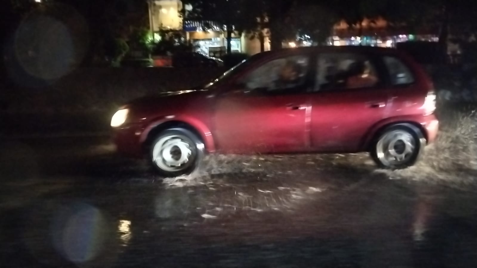 Inundaciones y caída de un árbol en el centro deja la lluvia de este miércoles