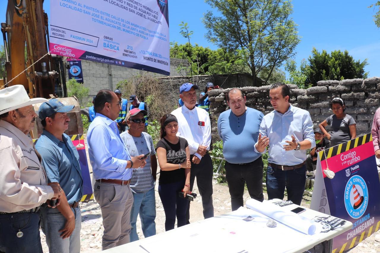 Inicia construcción de calle en El Aguacate