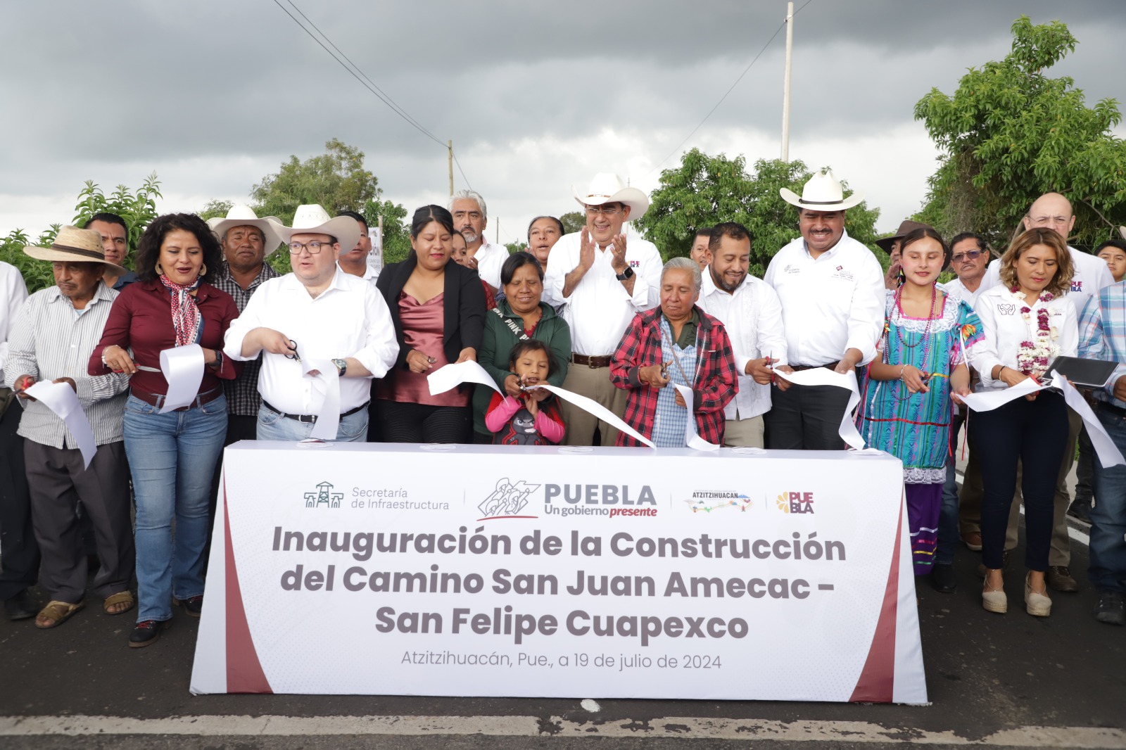 Sergio Salomón entregó carretera en Atzizihuacán