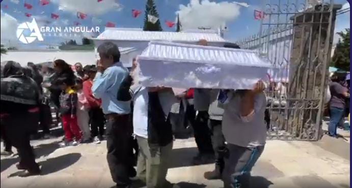 Video desde Puebla: Entierran a familia asesinada por aautobús de transporte de personal de VW