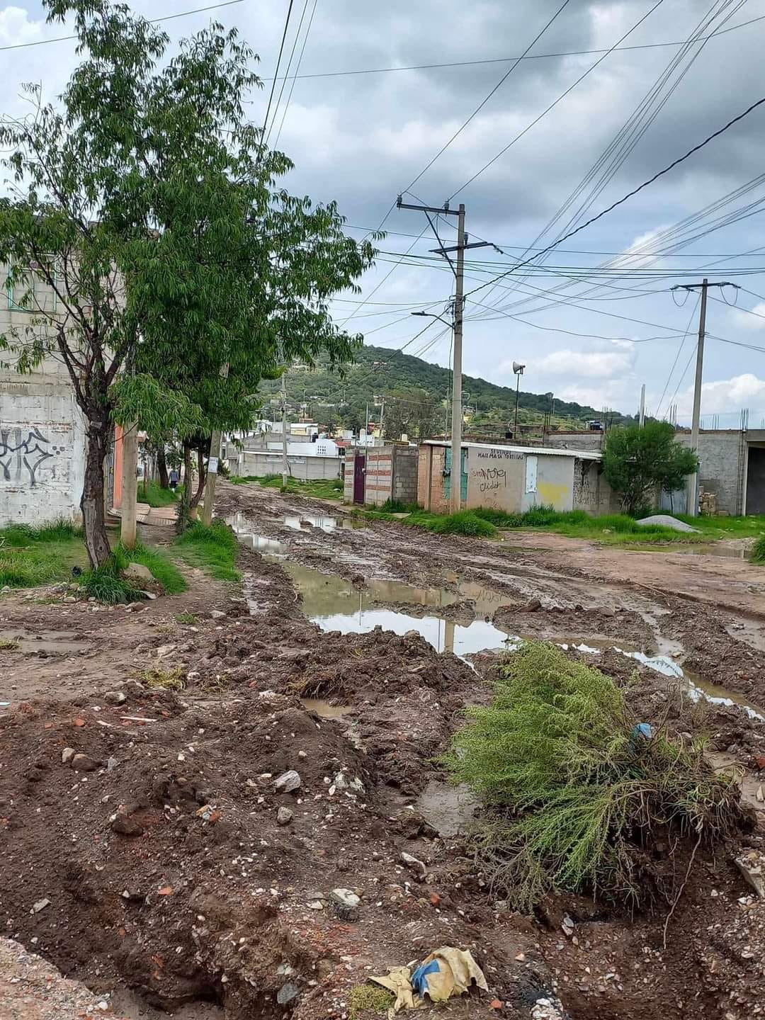 Fotonota: Mario de la Rosa vuelve intransitable calle en Amozoc