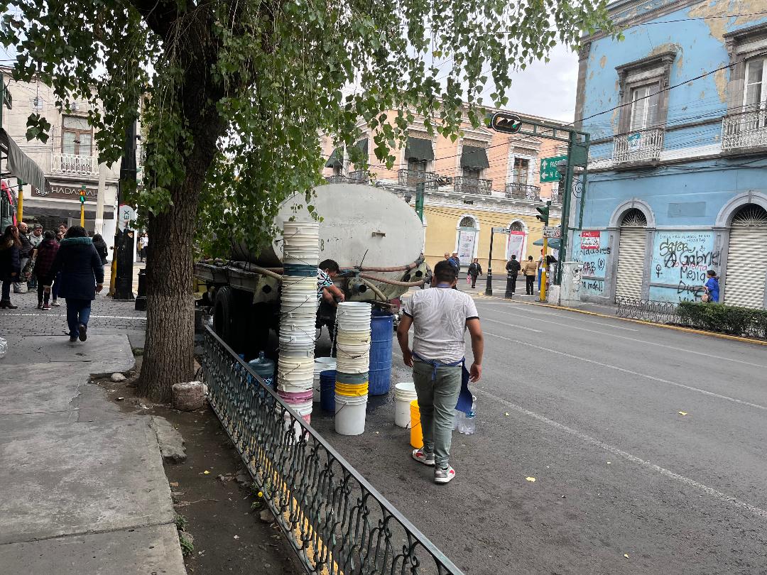 Comerciantes del centro de Toluca se ven afectados por falta de agua