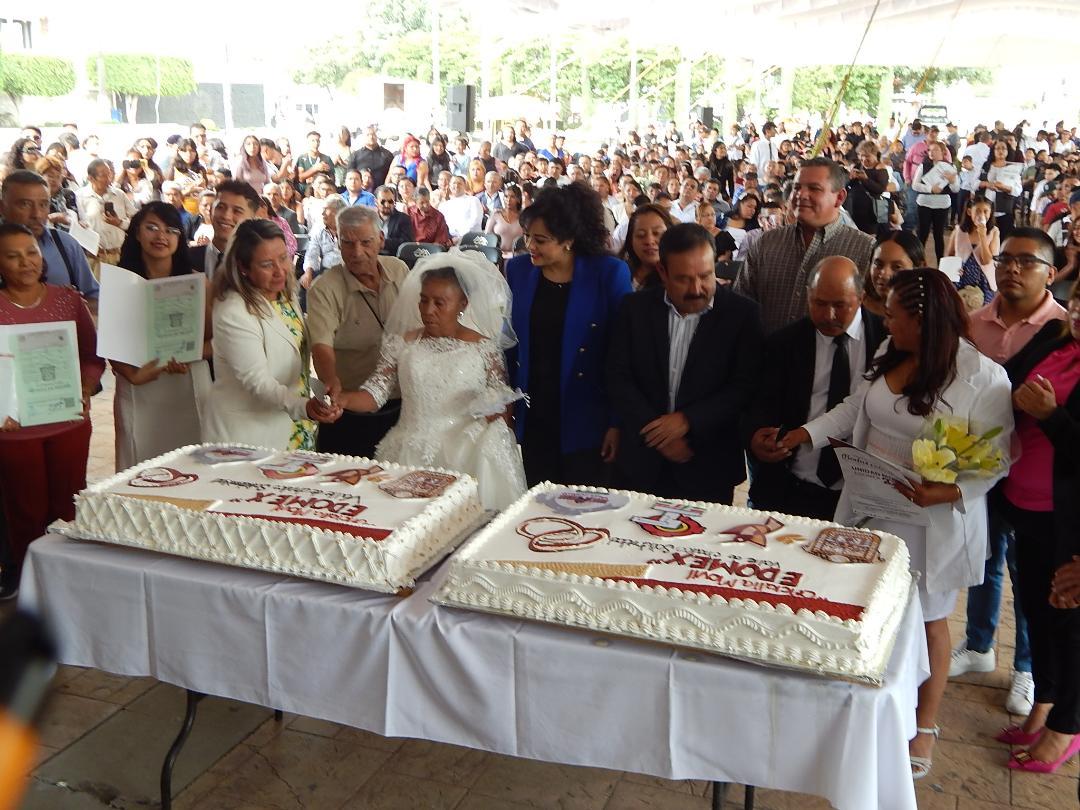 Valle de Chalco celebró una boda colectiva con más de 100 parejas