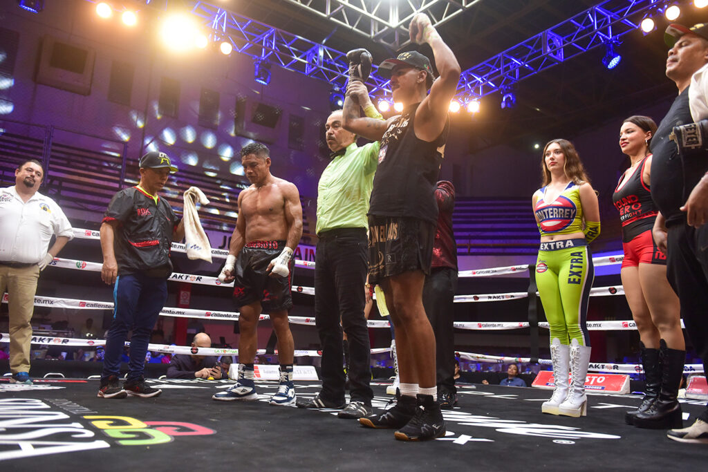 Se impone “Mantequillita” Nápoles por nocaut en pelea estelar en la Arena José Sulaimán