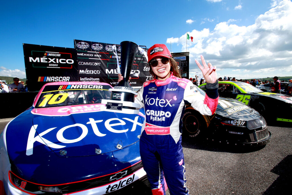 Regina Sirvent escribió historia en el Súper Óvalo Potosino, siendo la primera mujer en subir al podio de NASCAR Challenge
