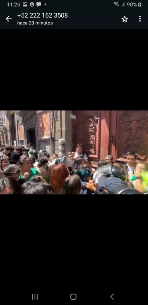 Video desde Puebla: Trifulca afuera del poder legislativo entre Providas contra ONGS a favor de la despenalización del aborto