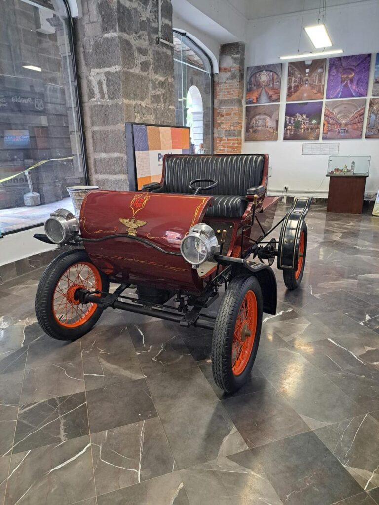 Ayuntamiento de Puebla invita a visitar una réplica de un automóvil Eagle de 1903