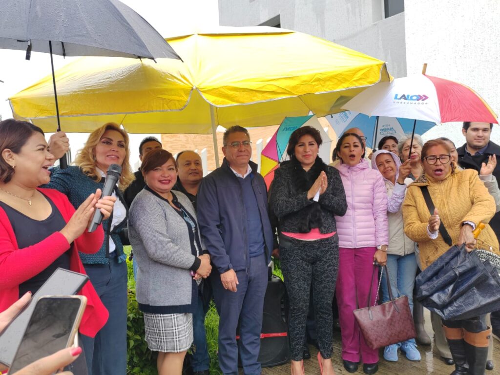 Roxana Luna presenta pruebas de las actas certificadas de las constancias del recuento del 7 de julio del IEE