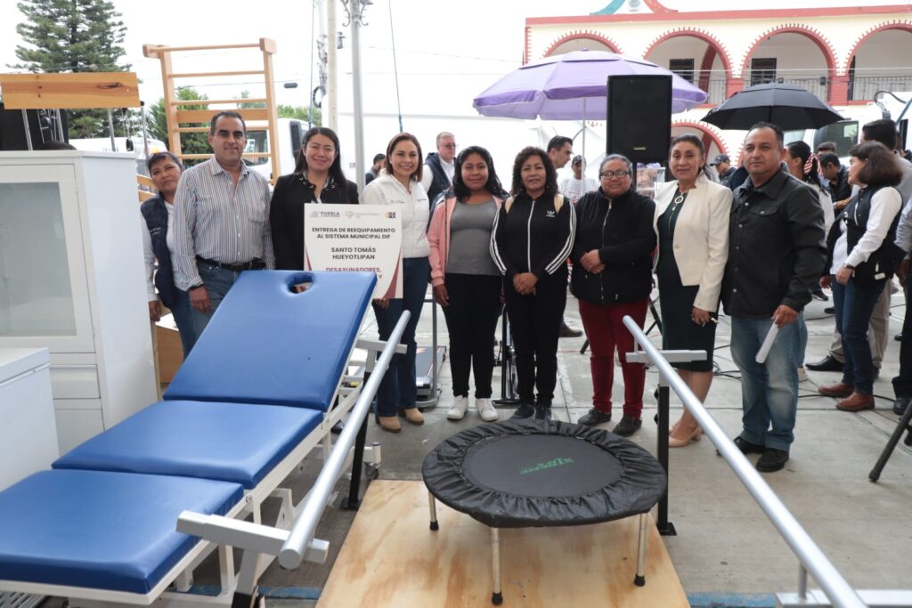 Encabeza Gaby Bonilla entrega de apoyos en Santo Tomás Hueyotlipan