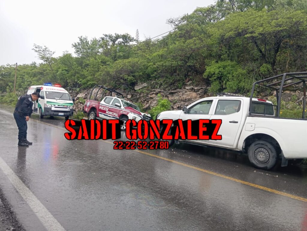Policías de Chigmecatitlán se accidentan con patrulla en Tepexi de Rodríguez.