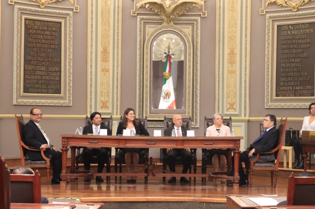 Reconoce Congreso de Puebla a abogados y profesionistas por su labor