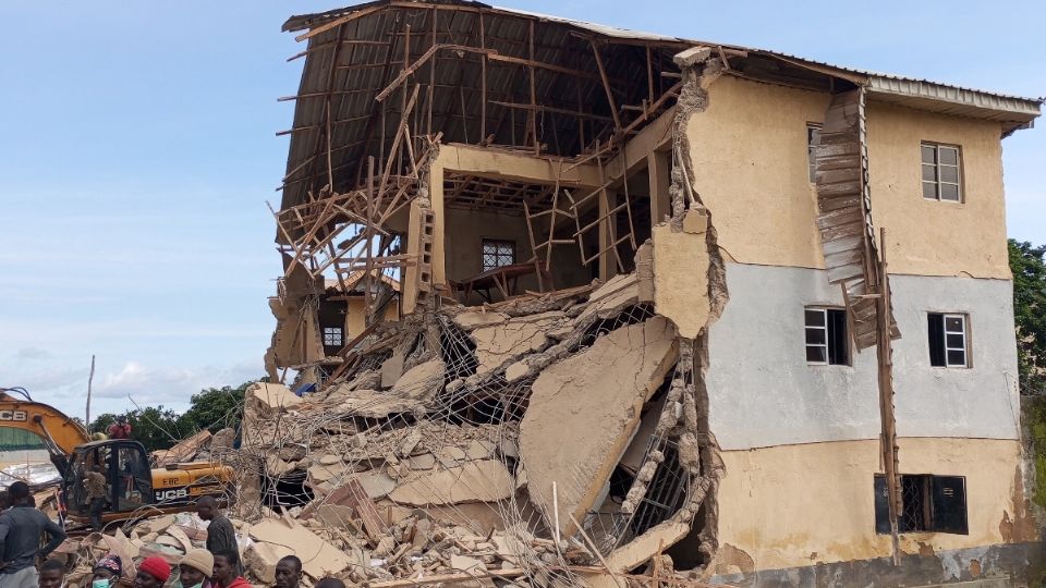 Colapsa escuela en centro de Nigeria; 21 muertos