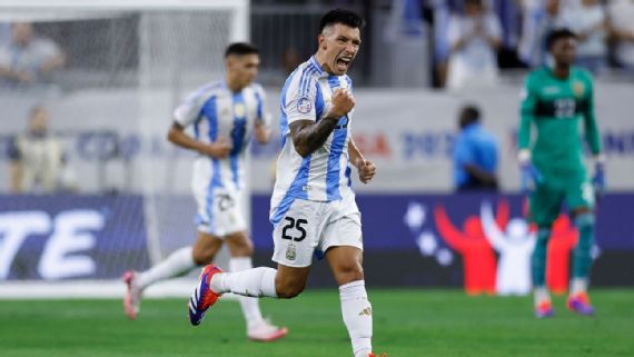 Lisandro Martínez convirtió de cabeza y adelantó a Argentina ante Ecuador