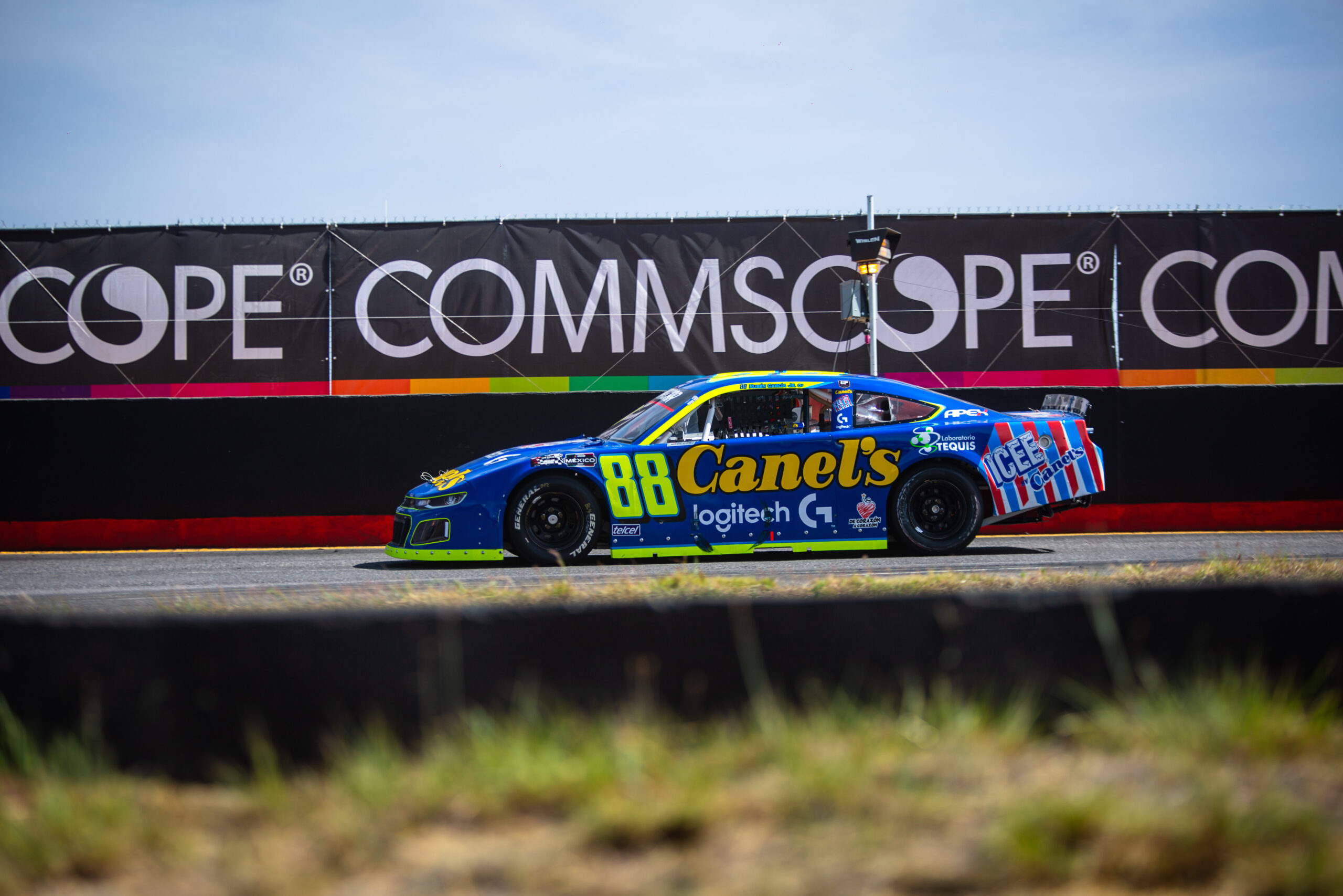 Se le acerca Rubén García Jr. a Xavi Razo en el liderato del campeonato de Nascar México Series