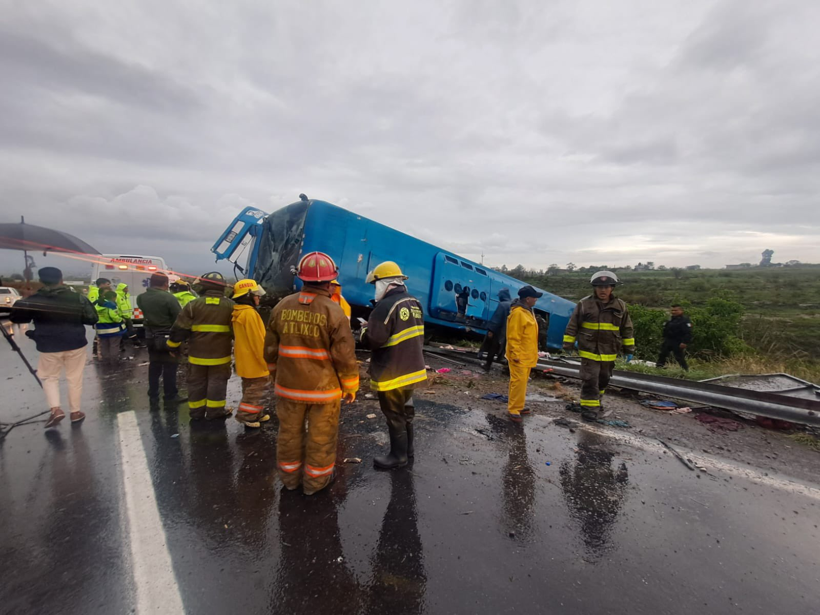 Volcadura de autobús dejó 35 lesionados, entre ellos 7 menores: Sergio Salomón