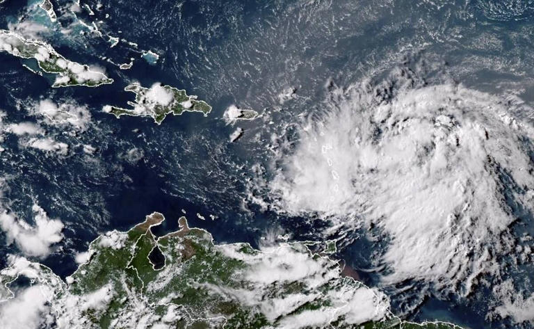 Tormenta tropical Ernesto gana fuerza mientras se acerca a Puerto Rico y las Islas Vírgenes