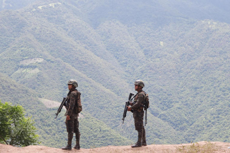 Guatemala refuerza su frontera tras arribo masivo de mexicanos