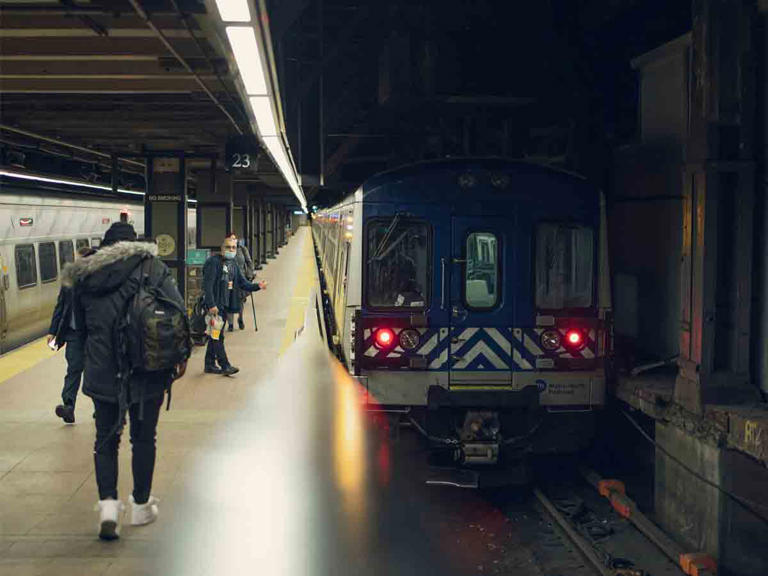 Mujer arroja a 2 turistas mexicanas en el Metro de Nueva York; esto se sabe