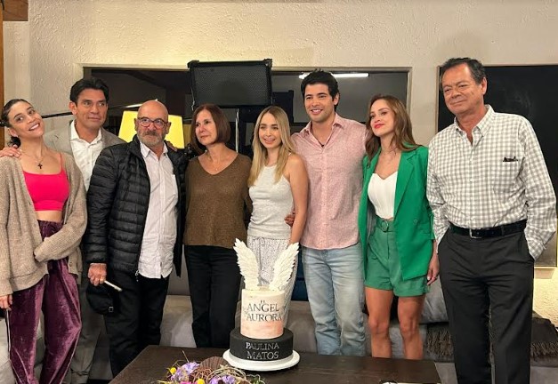 En grabaciones de “El Ángel de Aurora” festejan cumpleaños de Paulina Matos