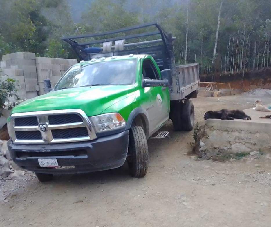 Robos imparables en la Sierra Norte; fueron hurtadas dos camionetas de Materiales BG en Xicotepec