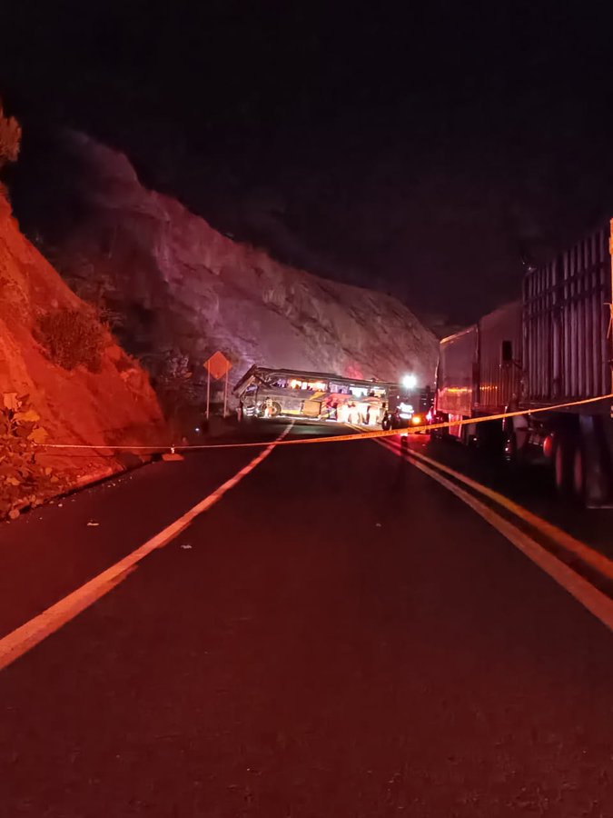 ¡TRAGEDIA! 4 muertos por volcadura en la carretera Cuacnopalan Oaxaca