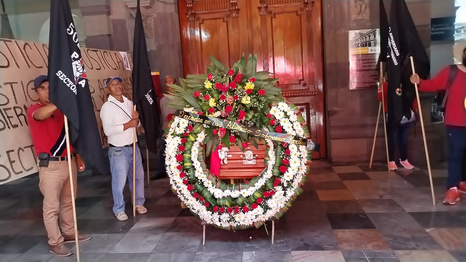 Con un féretro y corona de flores exigen justicia integrantes de la 28 de Octubre por la muerte del franelero