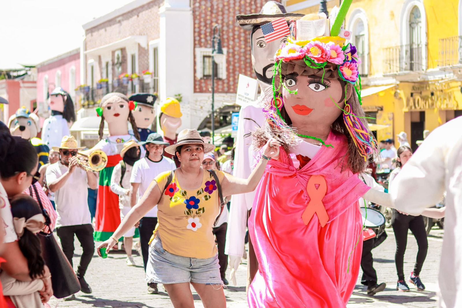 Desde Atlixco: Desfile de mojigangas hizo las delicias de miles de asistentes