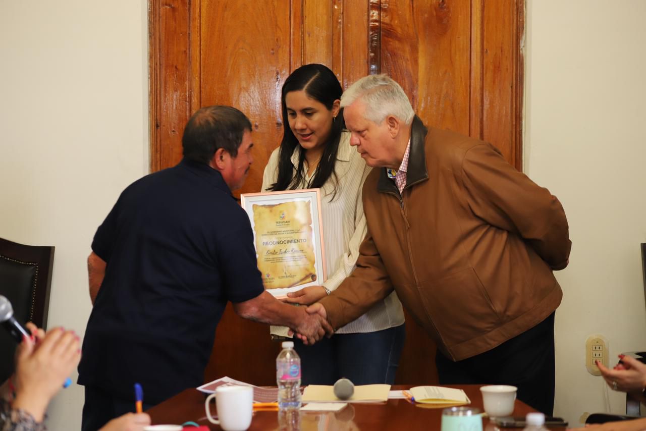 Desde Teziutlán: Gobierno de Carlos Peredo reconoce a 42 trabajadores de Agua Potable y Alcantarillado