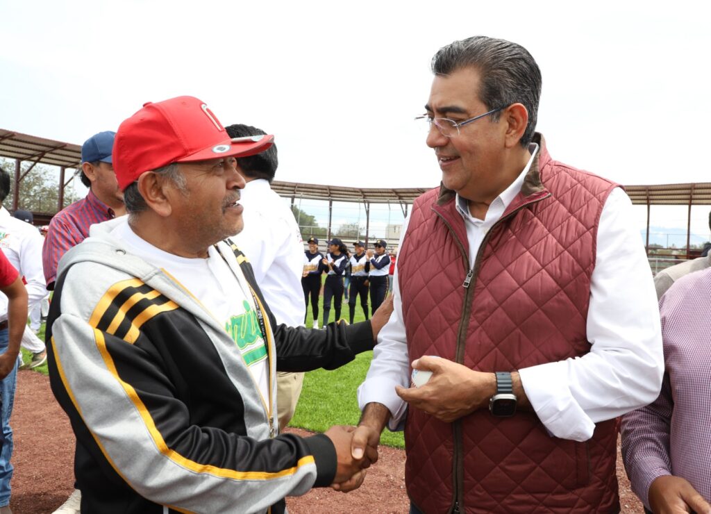 Con campo de béisbol en Cañada Morelos, Sergio Salomón reiteró compromiso con el deporte