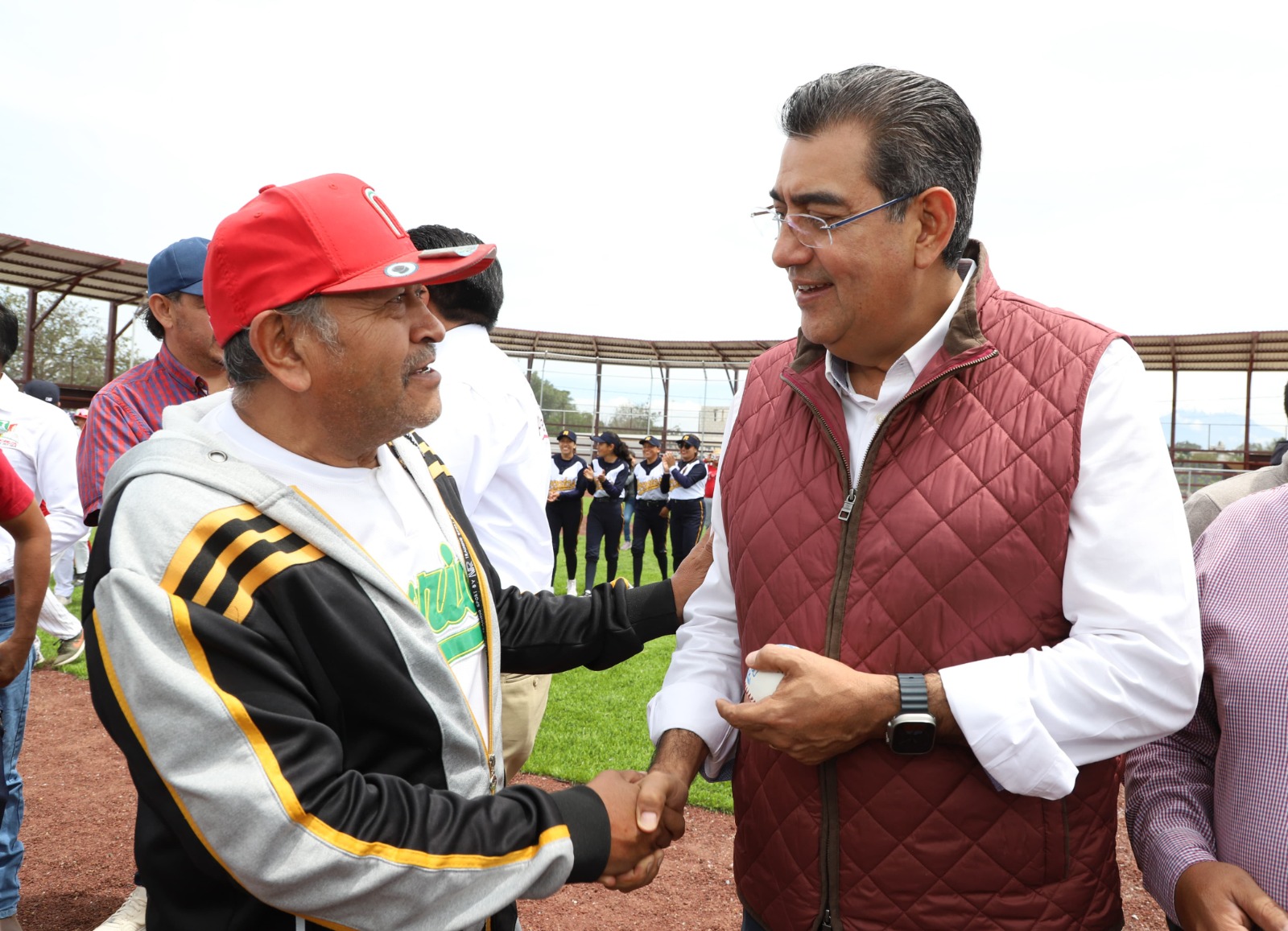 Con campo de béisbol en Cañada Morelos, Sergio Salomón reiteró compromiso con el deporte