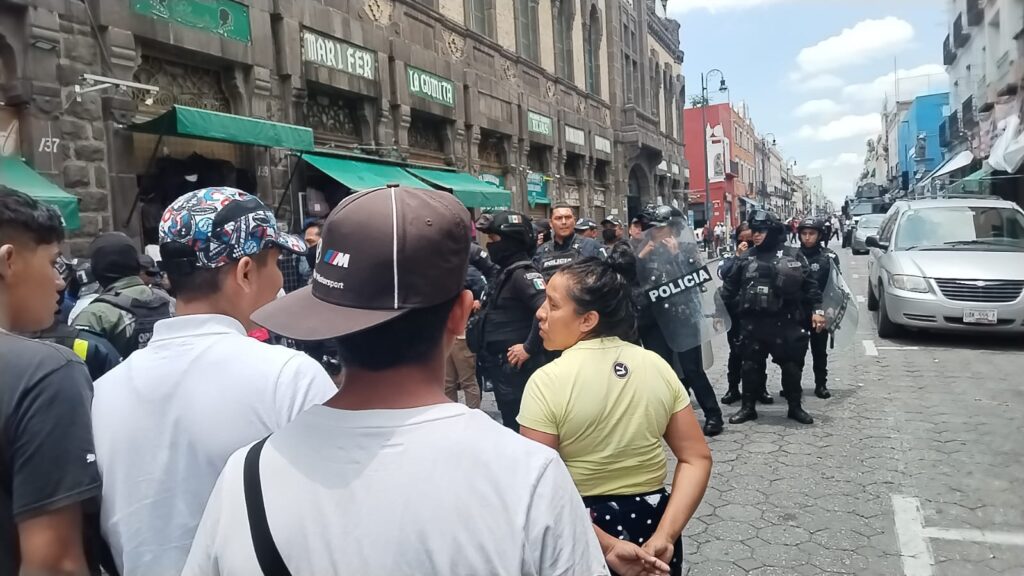 Ambulantes y policías se enfrentan tras romper diálogo